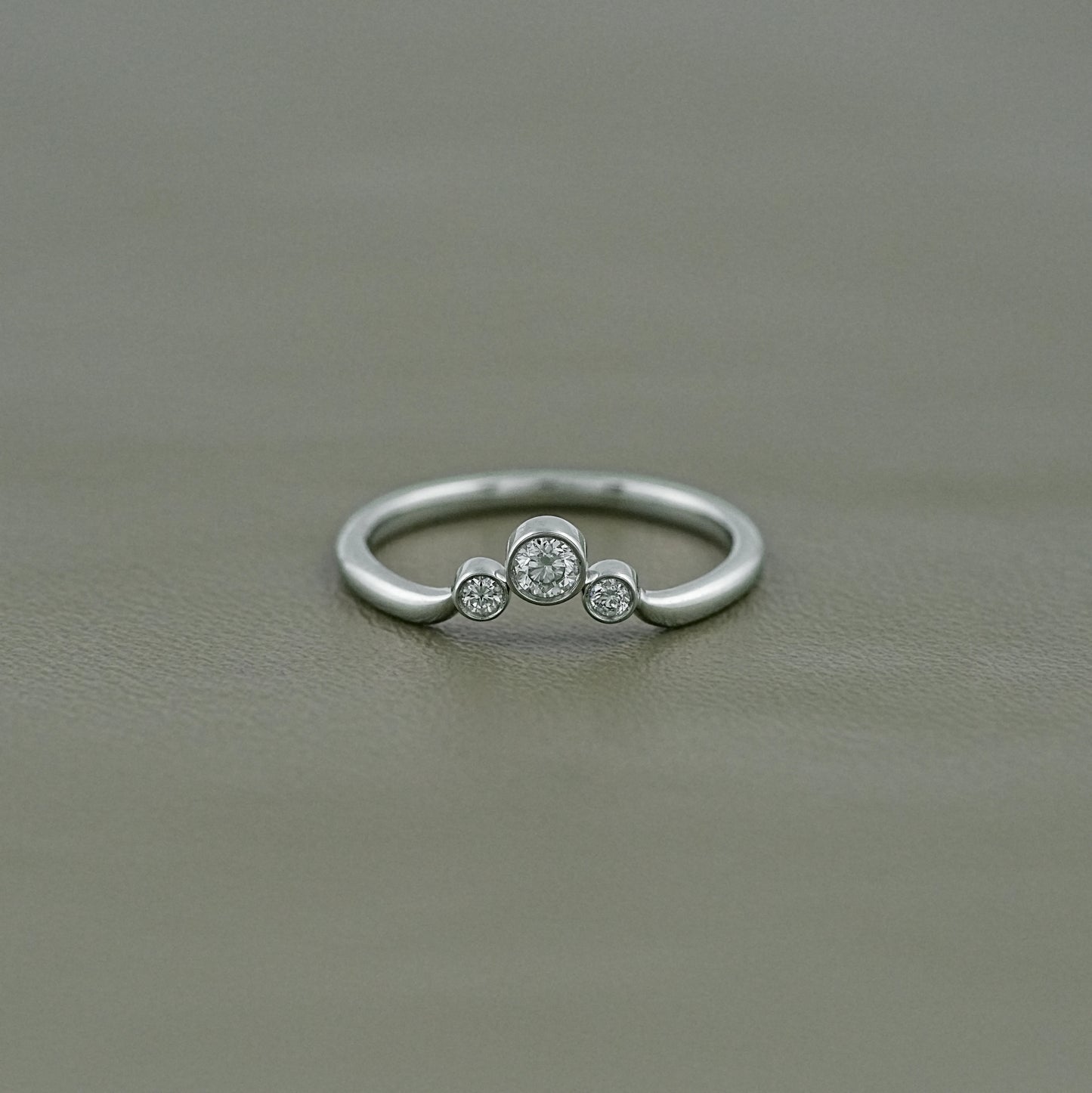 iBling Jewels rounded wedding ring with a polished finish and comfort-fit interior design.